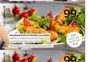 Smažené kuřecí řízečky na salátu