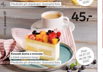 Kousek dortu s ovocem a šálek espresso lungo