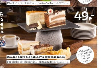 Kousek dortu dle nabídky a espresso lungo