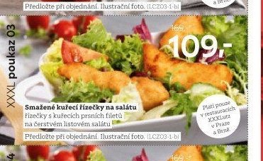 Smažené kuřecí řízečky na salátu