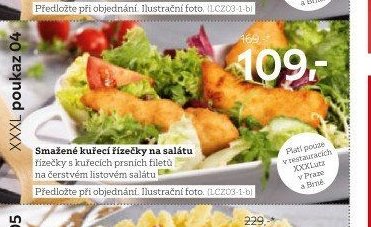 Smažené kuřecí řízečky na salátu