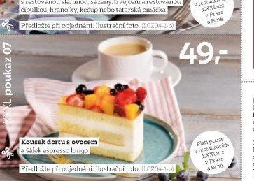 Kousek dortu s ovocem a šálek espresso lungo