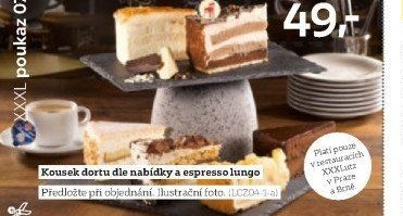 Kousek dortu dle nabídky a espresso lungo