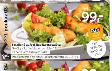 Smažené kuřecí řízečky na salátu