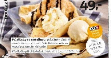 Palačinky se zmrzlinou, palačinky plněné vanilkovou zmrzlinou, čokoládová omáčka, mandle a domácí šlehačka
