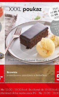 Brownie s vanilkovou zmrzlinou a šlehačkou