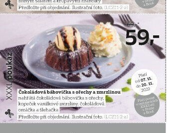 Čokoládová bábovička s ořechy a zmrzlinou