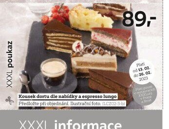 Kousek dortu dle nabídky a espresso lungo