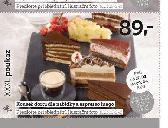 Kousek dortu dle nabídky a espresso lungo