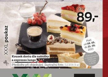 Kousek dortu dle nabídky a espresso lungo
