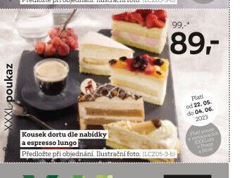 Kousek dortu dle nabídky a espresso lungo