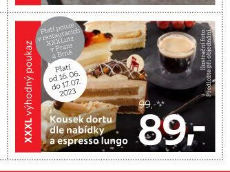 Kousek dortu dle nabídky a espresso lungo