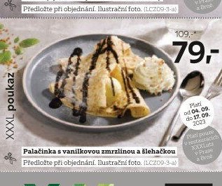 Palačinka s vanilkovou zmrzlinou a šlehačkou