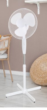 VÝŠKOVĚ NASTAVITELNÝ OTOČNÝ STOJANOVÝ VENTILÁTOR BÍLÝ